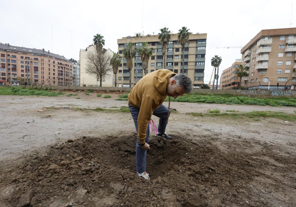 Un megapetardo casero hiere a un operario de la limpieza, daña patios y deja un socavón en Valencia