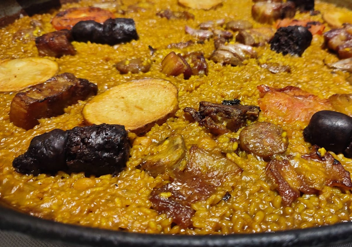 Paella de arroz al horno.