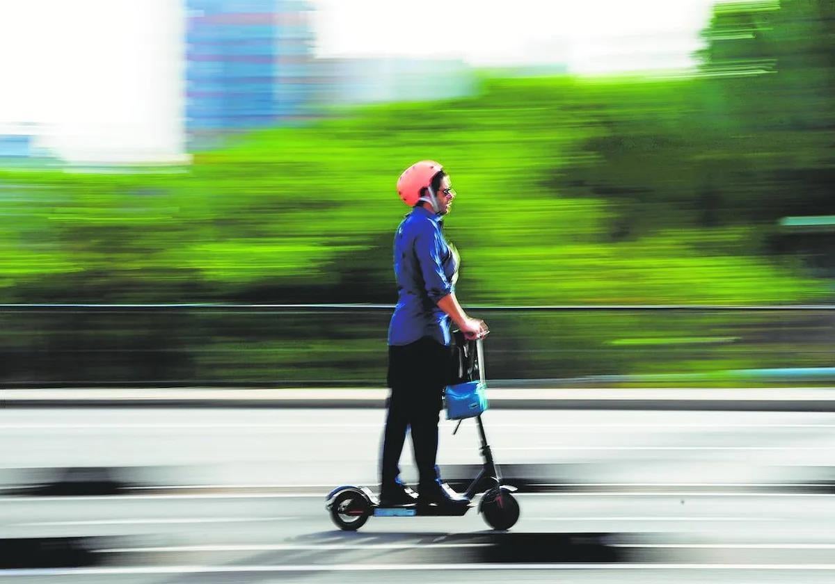 Una persona en patinete eléctrico.