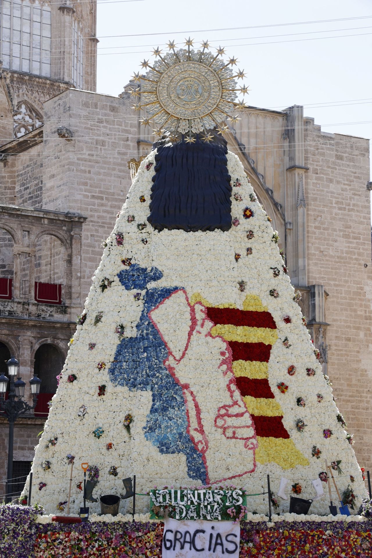 Visitantes y devotos, alrededor del manto de la Virgen este sábado