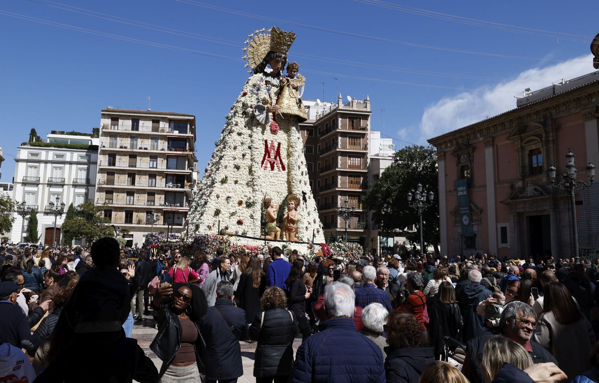 Visitantes y devotos, alrededor del manto de la Virgen este sábado