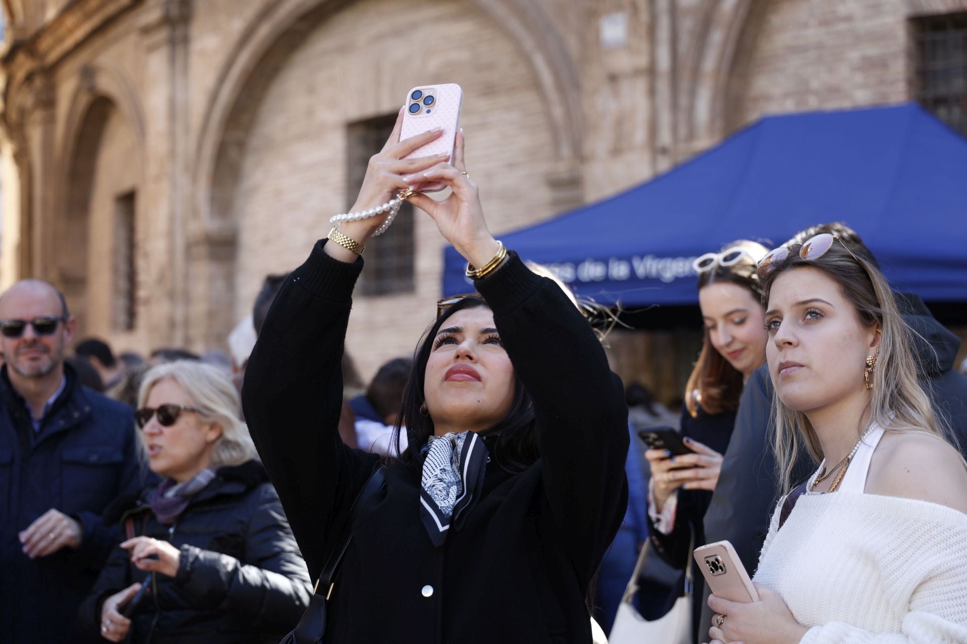 Visitantes y devotos, alrededor del manto de la Virgen este sábado