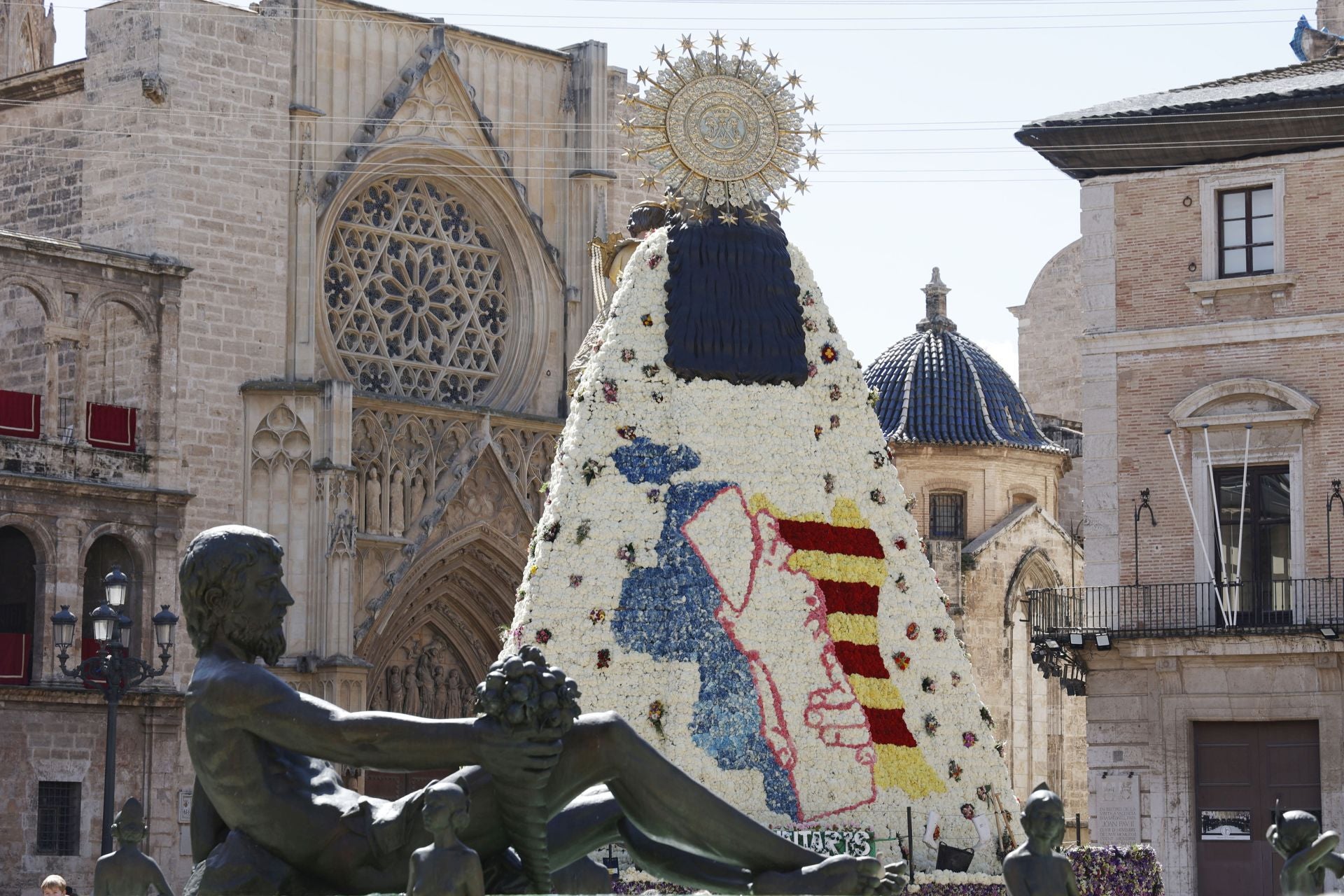 Visitantes y devotos, alrededor del manto de la Virgen este sábado