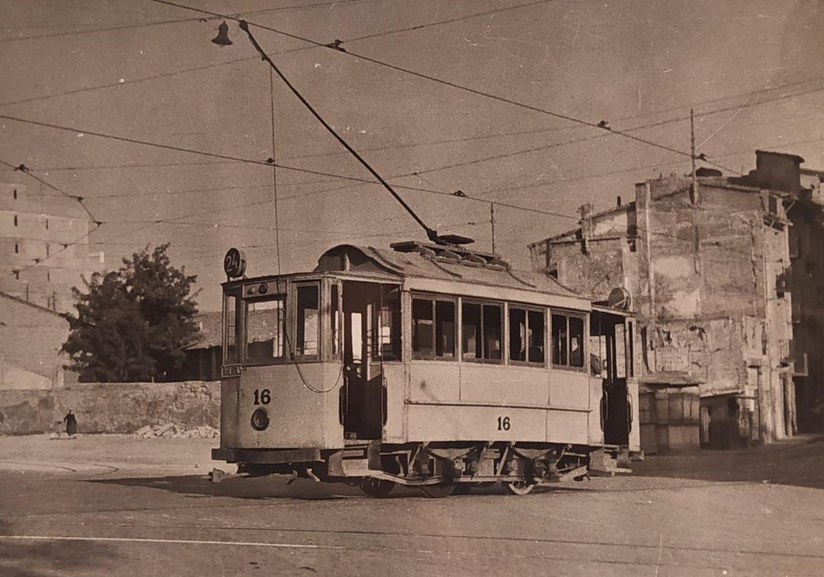 Un tranvía barraqueta el día del cierre de la línea de Puebla de Farnals, el 27 de octubre de 1955, durante un corto viaje desde Tabernes Blanques.