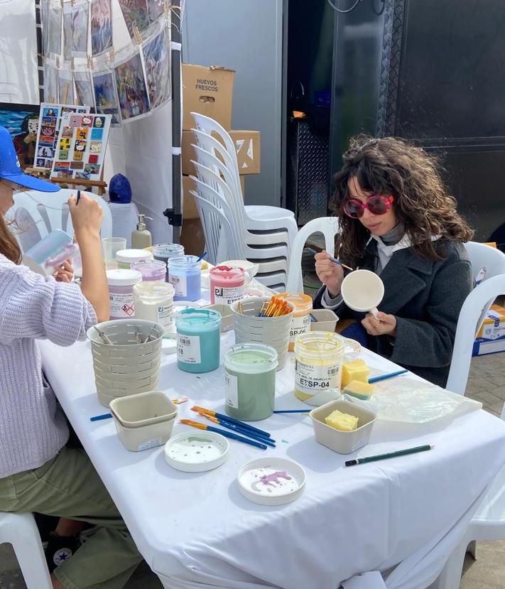 Imagen secundaria 2 - Multitudinario almuerzo. Noemí y Javier, de abanicoss Burriel, y taller de pintura cerámica