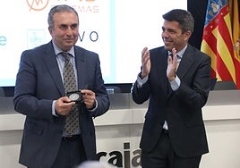 Mazón entrega la medallade los regantes a Lluís Blanch.