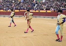 Los toreros Juan Ortega, Pablo Aguado (c) y Morante de la Puebla (i) previo al festejo de la Feria de la Magdalena, el sábado.