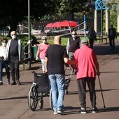 Grupos de jubilados paseando.