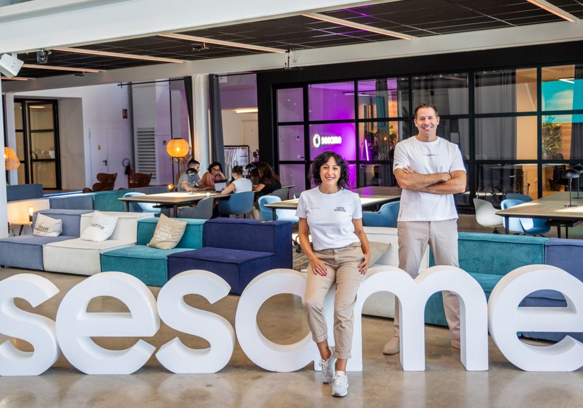 Majo Castillo y Albert Soriano, en la sede de Sesame en la Marina.