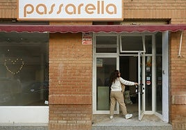 Una trabajadora autónoma accede a su negocio en Paiporta tras la dana.