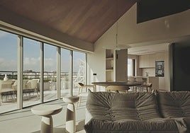 Se ha eliminado un altillo que ha permitido doblar la altura de la zona de día, revestida de madera al estilo de una cabaña.