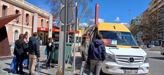 Viajeros esperando subir al bus dirección Alcoi.