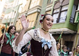 Damas y representantes de las gaiatas inician la romería a la Ermita de la Magdalena este domingo en Castellón, en el segundo día de las fiestas de la Magdalena