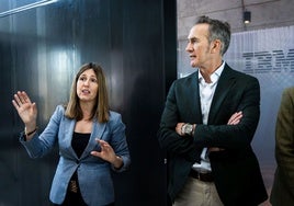 Ángela Pérez y Quique Calabuig, frente a las puertas de las oficinas de IBM en The Terminal Hub.