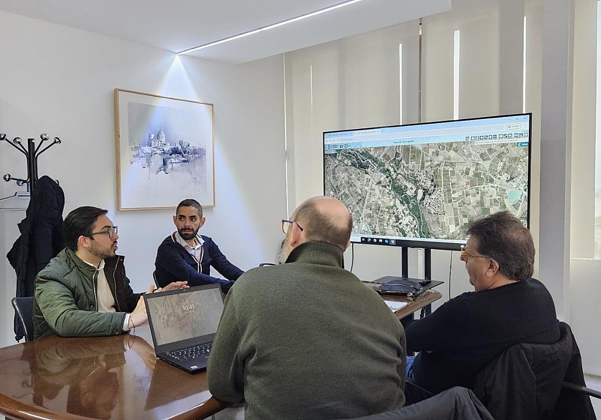 Momento de la reunión en la que se abordó la reconstrucción del entorno del Turia.
