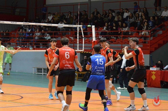 Los jugadores del Xàtiva celebran uno de las jugadas.