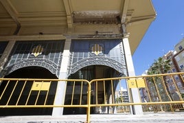 Edificio de Abastos vallado y con la caída de cascotes.