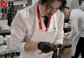 Koichi Kawabara limpiando una gamba.