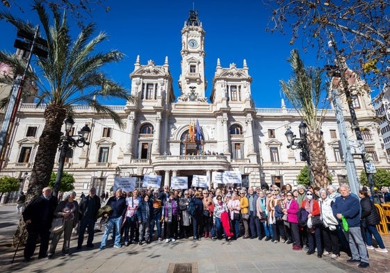 Un grupo de personas mayores se concentra a las puertas del Ayuntamiento de Valencia.