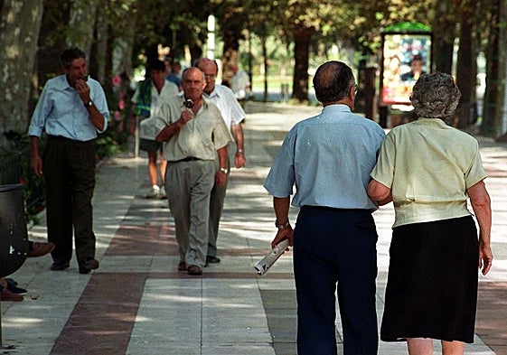 Pareja de jubilados paseando. Imagen de archivo.