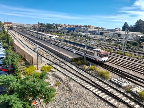 Tren a su paso por la estación de Sagunto.
