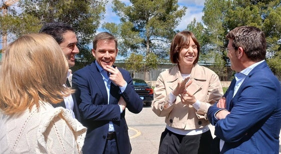 La Ministra Morant departe con los alcaldes de Ontinyent, Xàtiva y Alcoi.