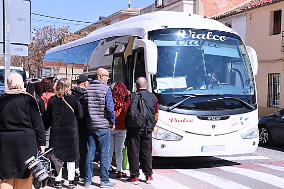 Vecinos esperando el bus a Valencia.