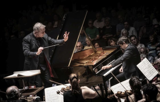 Alexander Liebreich dirige a la Orquesta de Valencia.