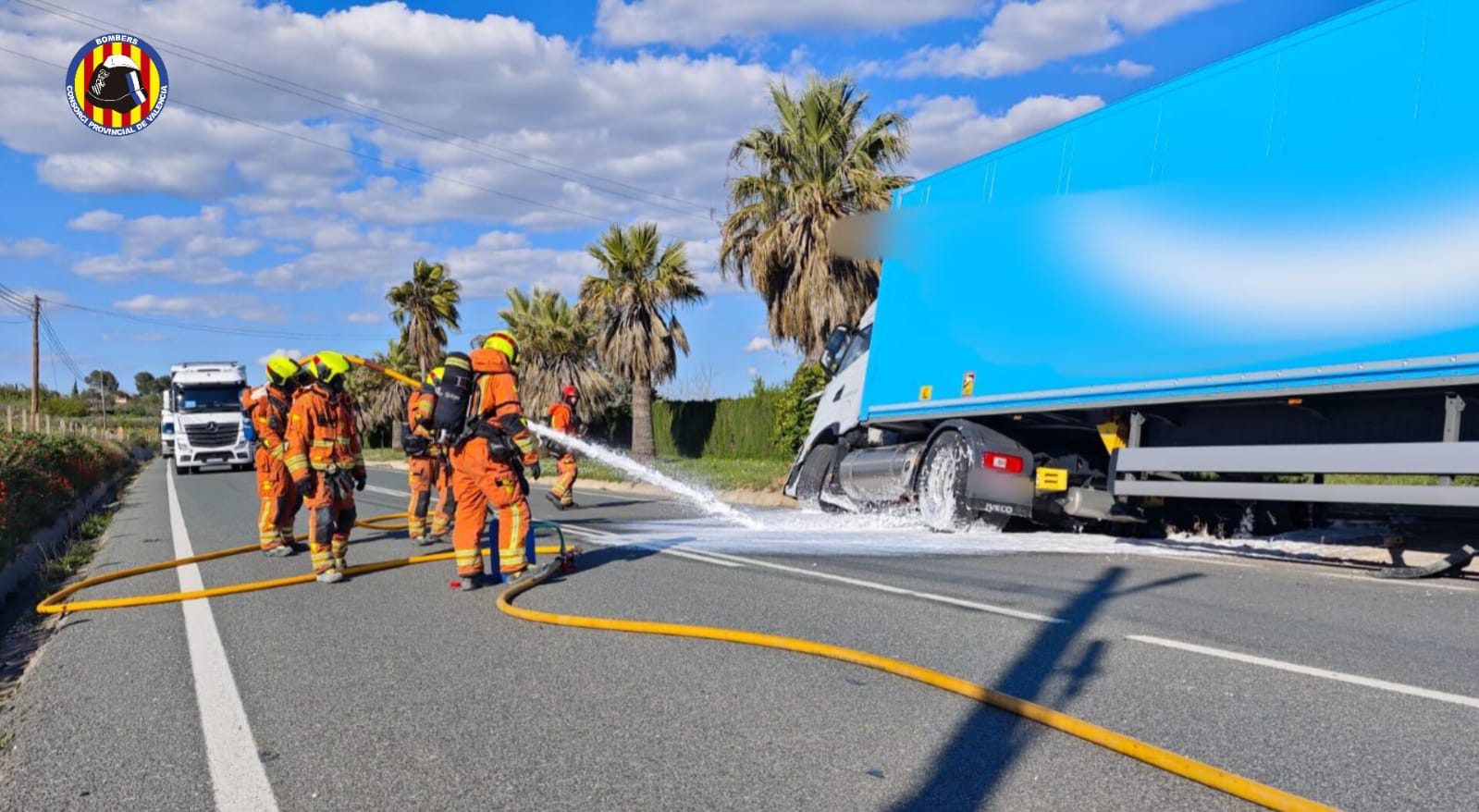 Los efectivos de bomberos durante en el lugar del accidente.