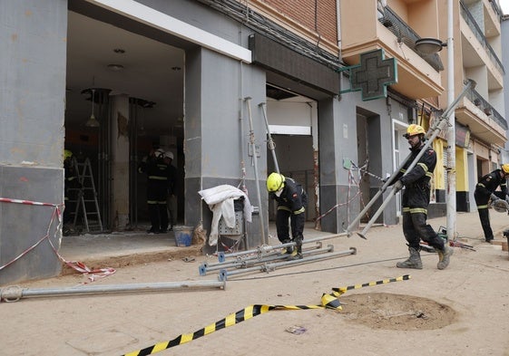 Bomberos trabajando en Paiporta.