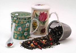 Varias tazas y hierbas para infusión.