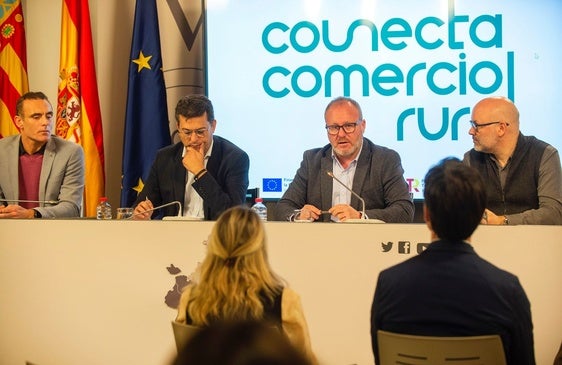 Los diputados durante la presentación de esta iniciativa innovadora.