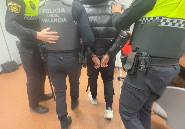 El autor del atropello, esposado con las manos en la espalda, en la central de la Policía Local.