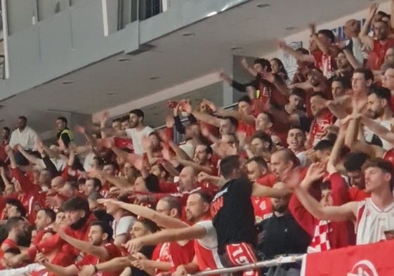 Ultras del Hapoel, durante uno de los cánticos de insultos al Valencia.