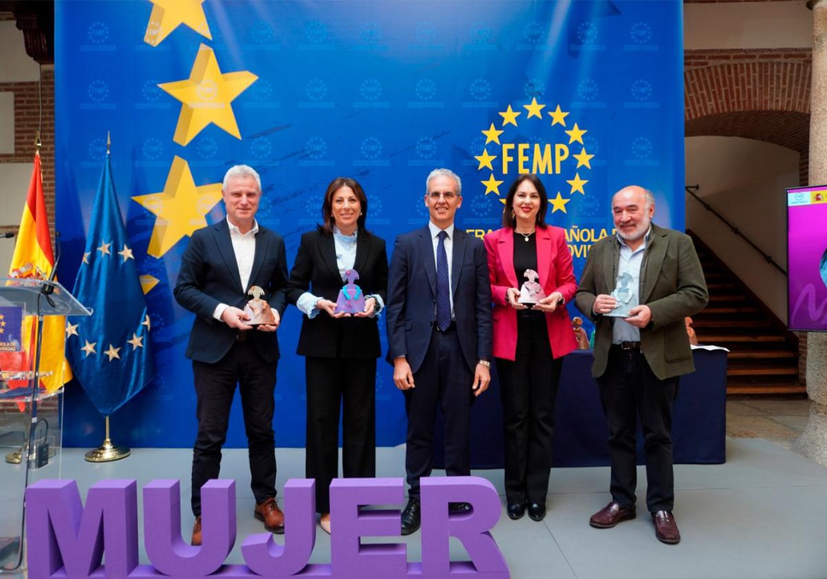 El alcalde, Salva Torrent, con las concejalas Marta Andrés e Isabel Montaner, en la recogida del premio.