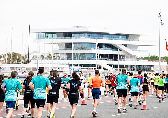 Corredores en la última edición de la 15K Valencia Abierta al Mar.