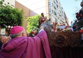 Benavent bendice el nuevo paso.