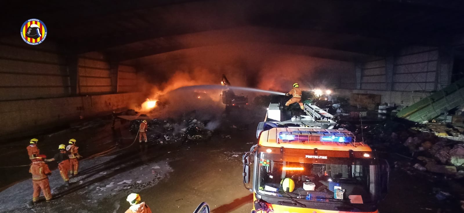 Los bomberos extinguen un incendio en una empresa de tratamiento de residuos de Guadassuar