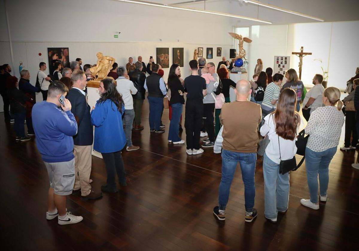 Sala de eexposiciones con la muestra de Costa.