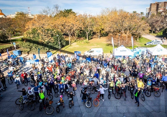 Ciclistas reunidos y listos para la 'III Pedalea por el Planeta'.