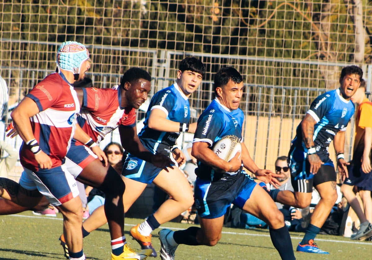 Varios jugadores disputan la bocha en el partido entre Akra Barbara y Club Universitario Cartagena.