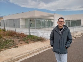El alcalde de Casinos, Miguel Navarré, frente al centro de día cerrado.
