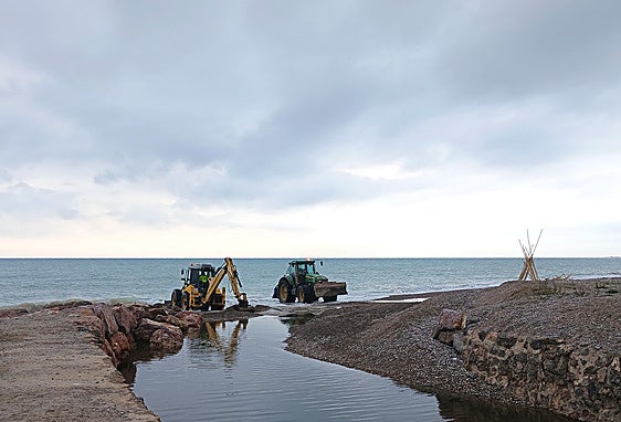 La Concejalía de Agricultura de Sagunto desagua la Gola de l'Estany para evitar inundaciones en parcelas de la Marjal d'Almenara