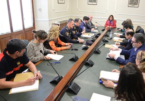 La alcaldesa preside la primera reunión de las concejalías implicadas en la oficina antiokupa.
