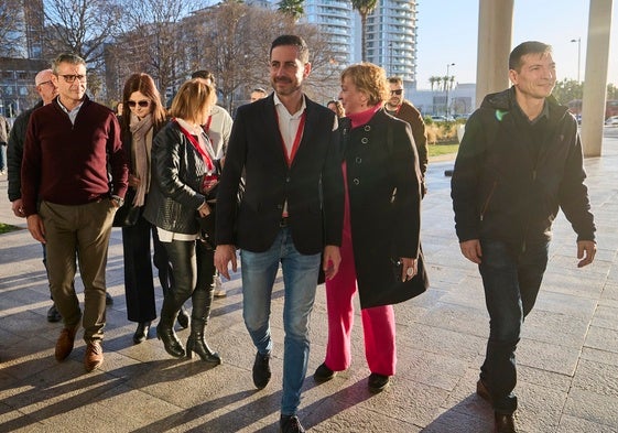 Fernández Bielsa, en el centro, en el último congreso del PSPV.