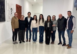 El alcalde Sagredo, tercero por la izquierda, con representantes de la fiesta fallera.