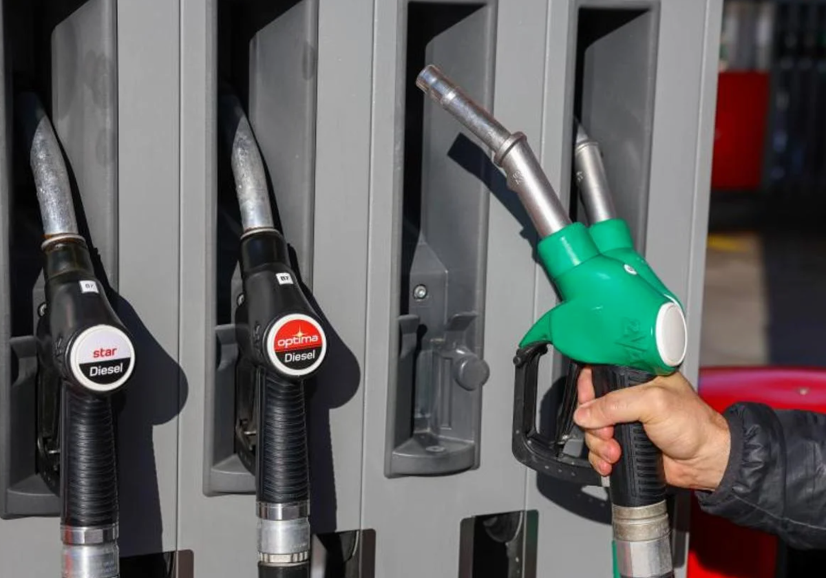 Una experta explica por qué hay tanta diferencia de precio entre gasolineras y qué implica realmente