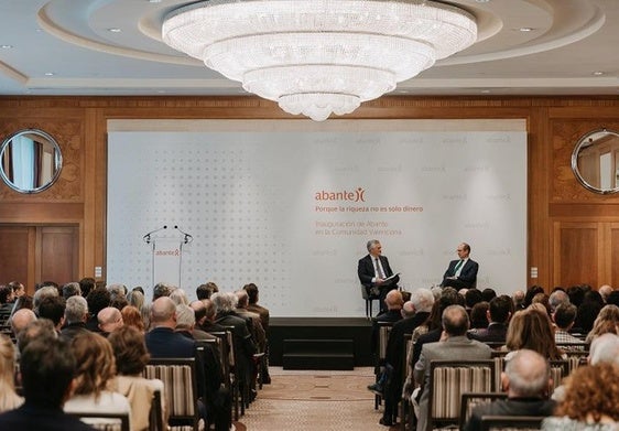 Santiago Satrústegui, presidente de Abante, e Higinio Marín, filósofo y rector de la Universidad CEU Cardenal Herrera, durante el evento de inauguración del pasado jueves 3 de abril en Valencia