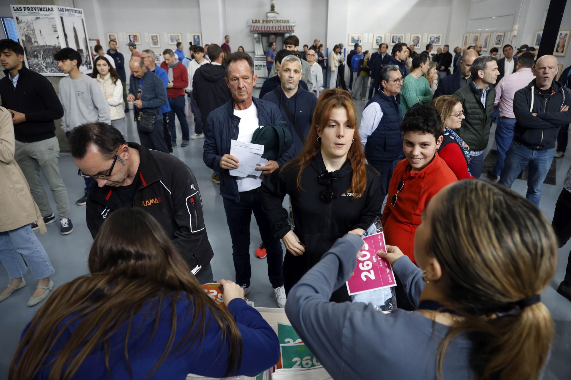 FOTOS | Los corredores de la 15K Valencia Abierta al Mar recogen su dorsal