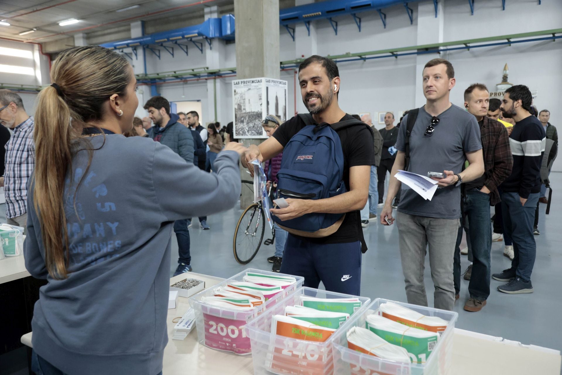 FOTOS | Los corredores de la 15K Valencia Abierta al Mar recogen su dorsal